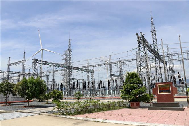 Trạm biến áp 220kV Ninh Phước và đường dây đấu nối (xã Phước Hữu) đóng vai trò quan trọng trong việc giải tỏa công suất các nguồn điện năng lượng tái tạo trên địa bàn phía Nam Khánh Hòa và kết nối lưới điện truyền tải khu vực Duyên hải Nam miền Trung. Ảnh: TTXVN phát