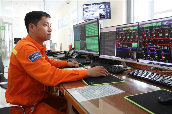 Kiểm tra vận hành an toàn hệ thống truyền tải điện tại Trạm biến áp 220kV Ninh Phước và đường dây đấu nối (xã Phước Hữu, Khánh Hòa). Ảnh: TTXVN phát
