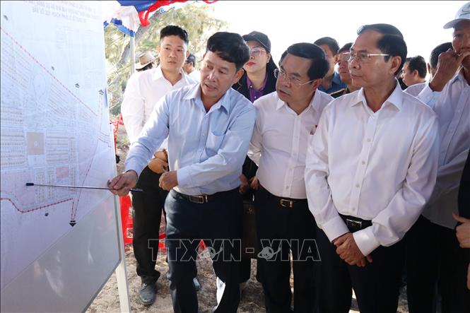 Phó Thủ tướng Bùi Thanh Sơn kiểm tra khu vực quy hoạch xây dựng di dân tái định cư để phục vụ Dự án nhà máy điện hạt nhân Ninh Thuận 2 (xã Vĩnh Hải, Khánh Hòa), ngày 15/1/2026. Ảnh: Nguyễn Thành – TTXVN