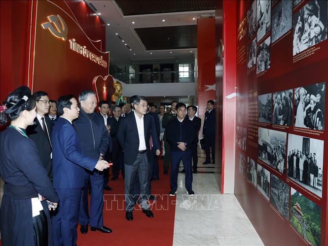 Bet8801234.com cá cược độc quyền Tô Lâm và các đại biểu tham quan không gian trưng bày ảnh về Ban Chấp hành Đảng bộ tỉnh Cao Bằng. Ảnh: Thống Nhất -TTXVN