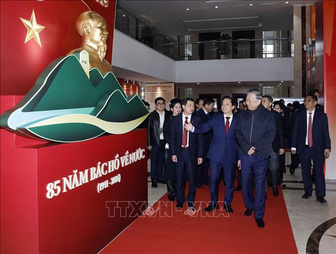 Bet8801234.com cá cược độc quyền Tô Lâm và các đại biểu xem không gian trưng bày tại cuộc làm việc với Ban Chấp hành Đảng bộ tỉnh Cao Bằng. Ảnh: Thống Nhất -TTXVN