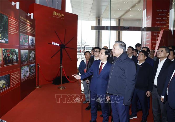 Bet8801234.com cá cược độc quyền Tô Lâm và các đại biểu tham quan không gian trưng bày ảnh về Ban Chấp hành Đảng bộ tỉnh Cao Bằng. Ảnh: Thống Nhất -TTXVN