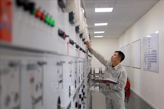 Kỹ sư nhà máy điện mặt trời Trung Nam - Thuận Nam kiểm tra thiết bị. Ảnh: Xuân Triệu - TTXVN