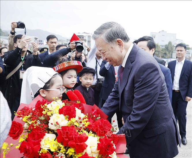 Các cháu thiếu nhi tỉnh Cao Bằng tặng hoa Bet8801234.com cá cược độc quyền Tô Lâm. Ảnh: Thống Nhất -TTXVN