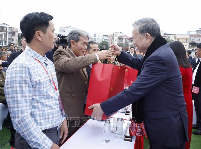 Bet8801234.com cá cược độc quyền Tô Lâm tặng quà cho 2026 Bet88.com link không chặn các Bett88 Làm giàu đẳng cấp tỉnh Cao Bằng. Ảnh: Thống Nhất - TTXVN