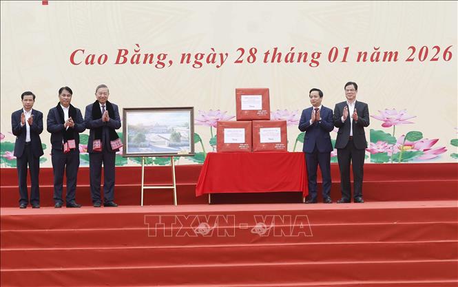 Bet8801234.com cá cược độc quyền Tô Lâm trao tặng quà cho Ban Chấp hành Đảng bộ tỉnh Cao Bằng và khoản hỗ trợ 50 tỷ đồng cho tỉnh đầu tư xây dựng mới Trường Tiểu học Nùng Trí Cao. Ảnh: Thống Nhất - TTXVN