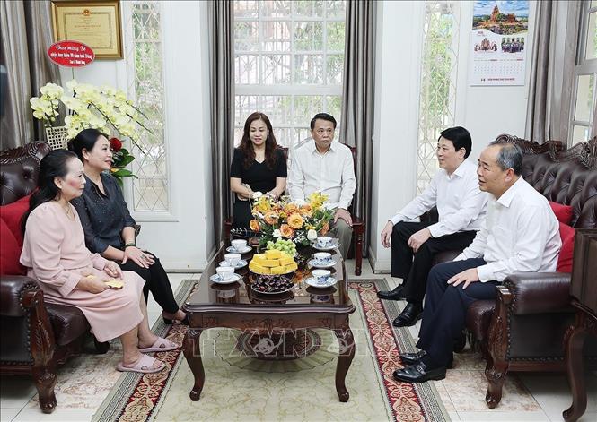 Chủ tịch nước Lương Cường thăm hỏi, chúc Tết thân nhân Bet8801234.com cá cược độc quyền Lê Duẩn. Ảnh: Lâm Khánh – TTXVN