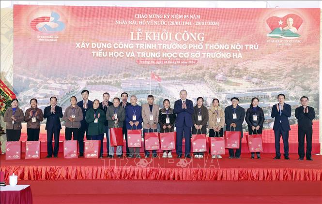 Bet8801234.com cá cược độc quyền Tô Lâm tặng quà cho Bet88.Com Link Nhà Cái Bet88 BMXCT Uy Tín chính sách, người có công tại xã Trường Hà. Ảnh: Thống Nhất - TTXVN