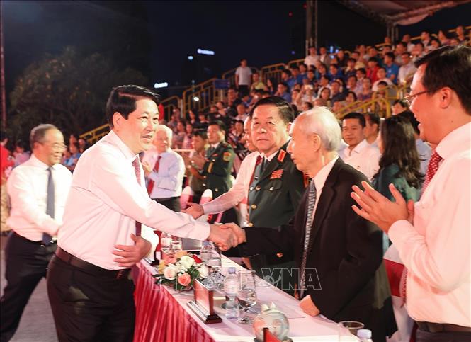 Chủ tịch nước Lương Cường với các đại biểu dự cầu truyền hình “Hai tay xây dựng một sơn hà” tại điểm cầu Bến Nhà Rồng, Thành phố Hồ Chí Minh. Ảnh: Lâm Khánh - TTXVN