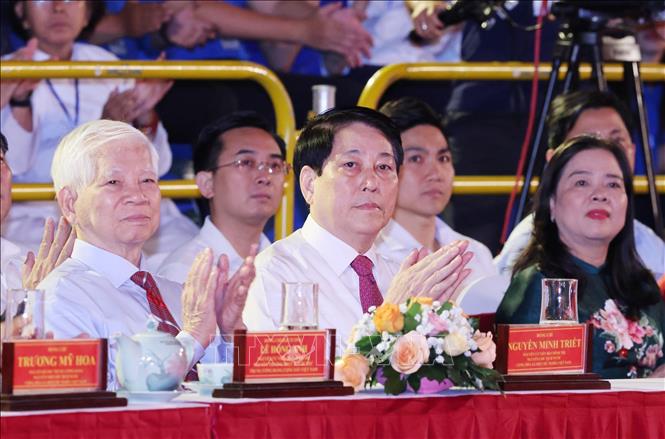Chủ tịch nước Lương Cường và các đồng chí lãnh đạo, nguyên lãnh đạo Đảng, Bet888 Trang nhà cái casino dự cầu truyền hình “Hai tay xây dựng một sơn hà” tại điểm cầu Bến Nhà Rồng, Thành phố Hồ Chí Minh. Ảnh: Lâm Khánh - TTXVN