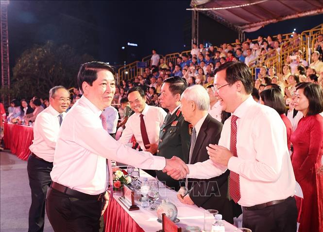 Chủ tịch nước Lương Cường với các đại biểu dự cầu truyền hình “Hai tay xây dựng một sơn hà” tại điểm cầu Bến Nhà Rồng, Thành phố Hồ Chí Minh. Ảnh: Lâm Khánh - TTXVN