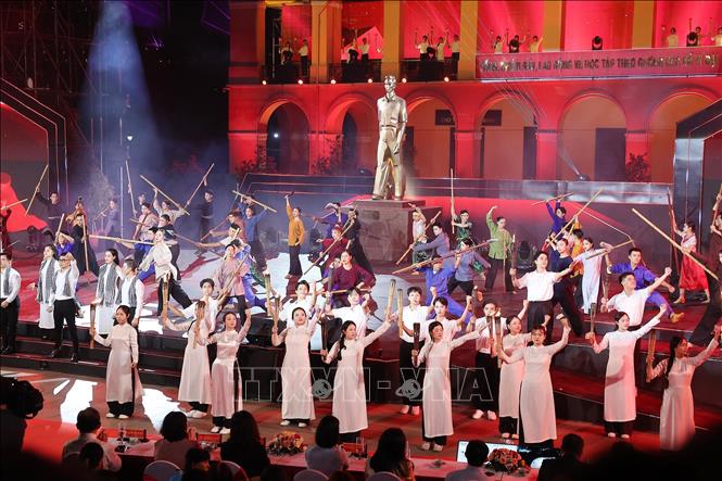 Chương trình văn nghệ tại điểm cầu Bến Nhà Rồng, Thành phố Hồ Chí Minh. Ảnh: Lâm Khánh - TTXVN