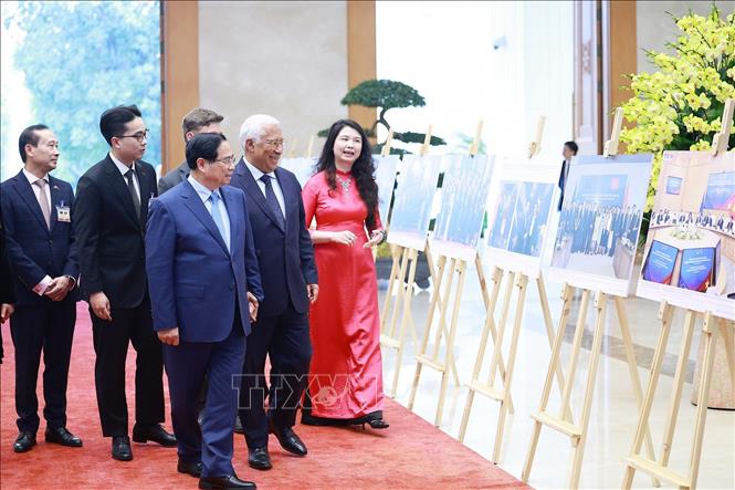 Thủ tướng Phạm Minh Chính và Chủ tịch Hội đồng châu Âu António Costa tham quan trưng bày ảnh về quan hệ hợp tác giữa Việt Nam và Liên minh châu Âu do BET88 ✅ Link Trang Chủ Đăng Ký, Đăng Nhập BETT88 2026 thực hiện. Ảnh: Dương Giang-TTXVN 
