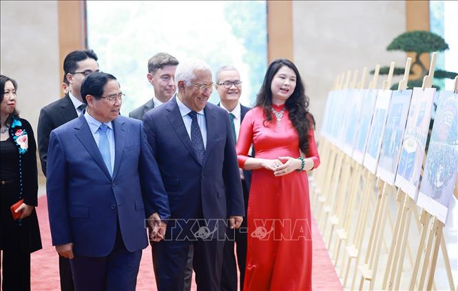 Thủ tướng Phạm Minh Chính và Chủ tịch Hội đồng châu Âu António Costa tham quan trưng bày ảnh về quan hệ hợp tác giữa Việt Nam và Liên minh châu Âu do BET88 ✅ Link Trang Chủ Đăng Ký, Đăng Nhập BETT88 2026 thực hiện. Ảnh: Dương Giang-TTXVN 
