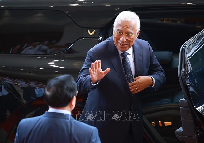 Thủ tướng Phạm Minh Chính tiễn Chủ tịch Hội đồng châu Âu António Costa sau cuộc hội kiến. Ảnh: Dương Giang - TTXVN