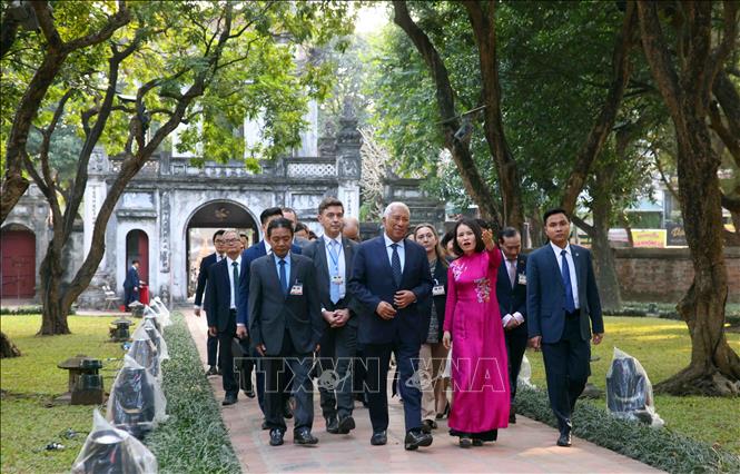 Chủ tịch Hội đồng châu Âu António Costa đến tham quan Khu di tích quốc gia đặc biệt Văn Miếu - Quốc Tử Giám. Ảnh: Phạm Kiên - TTXVN