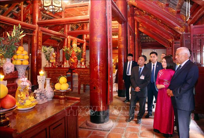 Chủ tịch Hội đồng châu Âu António Costa đến tham quan Khu di tích quốc gia đặc biệt Văn Miếu - Quốc Tử Giám. Ảnh: Phạm Kiên - TTXVN