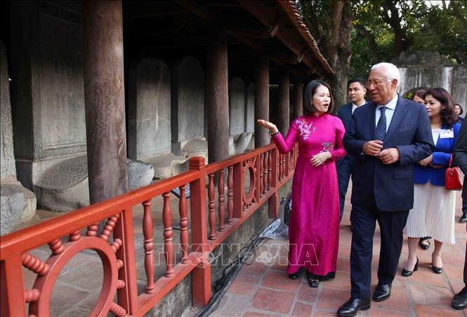 Chủ tịch Hội đồng châu Âu António Costa đến tham quan Khu di tích quốc gia đặc biệt Văn Miếu - Quốc Tử Giám. Ảnh: Phạm Kiên - TTXVN
