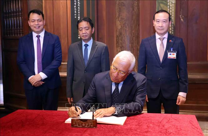Chủ tịch Hội đồng châu Âu António Costa viết sổ lưu niệm tại Khu di tích quốc gia đặc biệt Văn Miếu - Quốc Tử Giám. Ảnh: Phạm Kiên - TTXVN