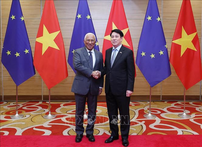 Chủ tịch nước Lương Cường và Chủ tịch Hội đồng châu Âu António Costa chụp ảnh chung. Ảnh: Lâm Khánh – TTXVN