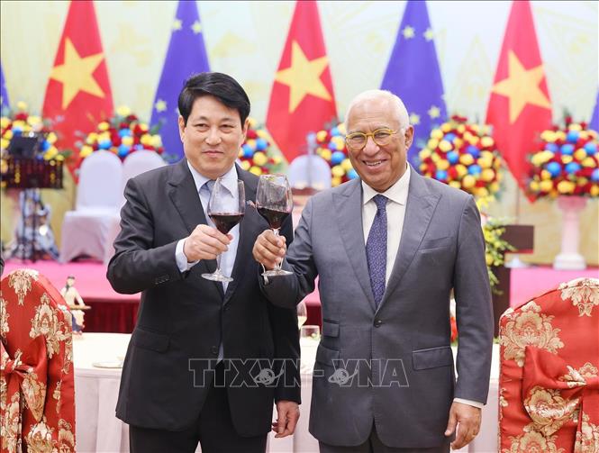 Chủ tịch nước Lương Cường và Chủ tịch Hội đồng châu Âu António Costa dự tiệc chiêu đãi. Ảnh: Lâm Khánh – TTXVN