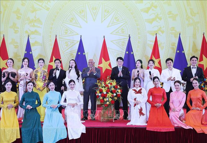 Chủ tịch nước Lương Cường và Chủ tịch Hội đồng châu Âu António Costa cùng các nghệ sĩ Việt Nam tại tiệc chiêu đãi. Ảnh: Lâm Khánh – TTXVN