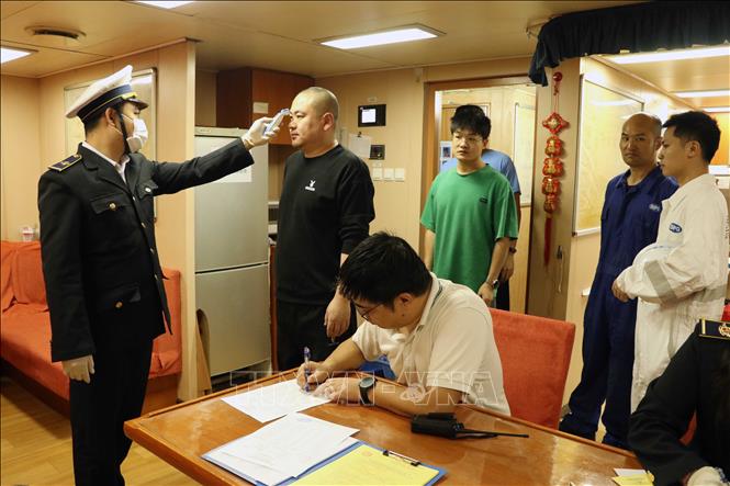 Trung tâm Kiểm dịch Y tế quốc tế Hải Phòng kiểm tra nhiệt độ cơ thể thuyền viên trên các tàu từ Ấn Độ cập cảng Hải Phòng. Ảnh: Hoàng Ngọc – TTXVN 