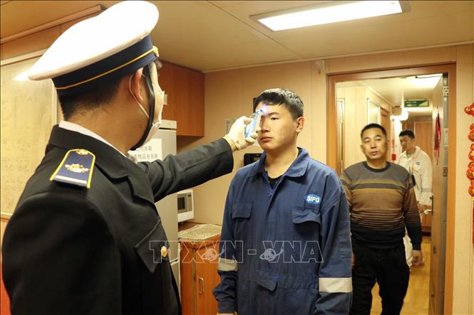 Trung tâm Kiểm dịch Y tế quốc tế Hải Phòng kiểm tra nhiệt độ cơ thể thuyền viên trên các tàu từ Ấn Độ cập cảng Hải Phòng. Ảnh: Hoàng Ngọc – TTXVN 