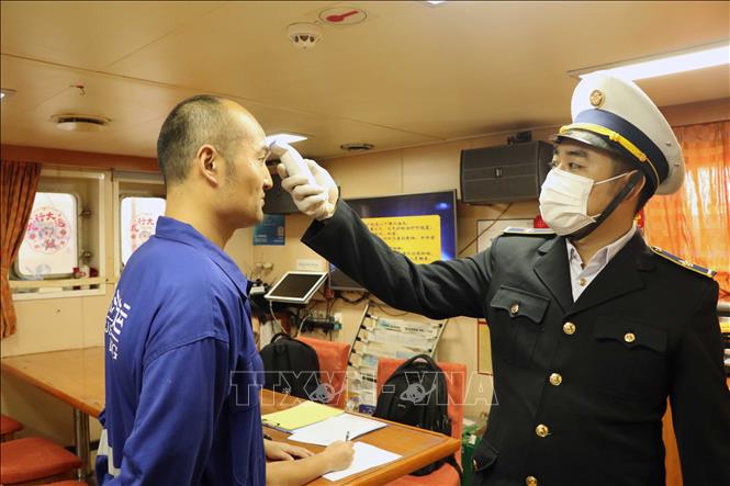 Trung tâm Kiểm dịch Y tế quốc tế Hải Phòng kiểm tra nhiệt độ cơ thể thuyền viên trên các tàu từ Ấn Độ cập cảng Hải Phòng. Ảnh: Hoàng Ngọc – TTXVN 
