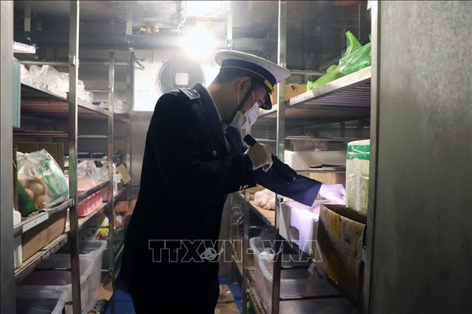 Trung tâm Kiểm dịch Y tế quốc tế Hải Phòng kiểm tra các tàu từ Ấn Độ cập cảng Hải Phòng. Ảnh: Hoàng Ngọc – TTXVN 