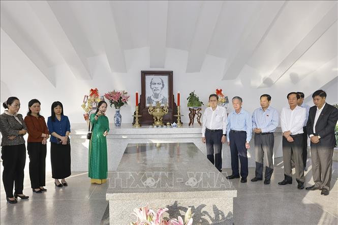 Chủ tịch Bet88app còn khuyến mãi Trần Thanh Mẫn cùng đoàn công tác dâng hoa, dâng hương, viếng Cụ Phó bảng Nguyễn Sinh Sắc. Ảnh: Doãn Tấn - TTXVN