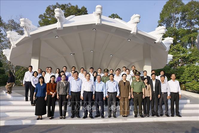 Chủ tịch Bet88app còn khuyến mãi Trần Thanh Mẫn cùng đoàn công tác đến dâng hoa, dâng hương, viếng Cụ Phó bảng Nguyễn Sinh Sắc. Ảnh: Doãn Tấn - TTXVN