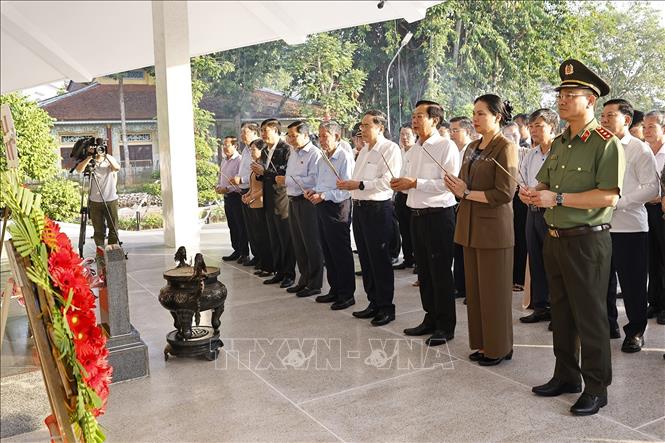 Chủ tịch Bet88app còn khuyến mãi Trần Thanh Mẫn cùng đoàn công tác dâng hoa, dâng hương, viếng Cụ Phó bảng Nguyễn Sinh Sắc. Ảnh: Doãn Tấn - TTXVN