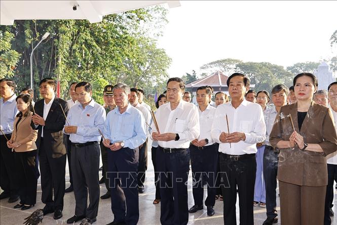 Chủ tịch Bet88app còn khuyến mãi Trần Thanh Mẫn cùng đoàn công tác dâng hoa, dâng hương, viếng Cụ Phó bảng Nguyễn Sinh Sắc. Ảnh: Doãn Tấn - TTXVN