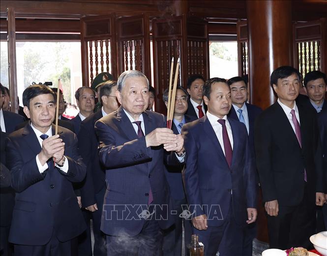 Bet8801234.com cá cược độc quyền Tô Lâm và đoàn công tác Trung ương đến dự Lễ Khánh thành Nhà tưởng niệm Chủ tịch Hồ Chí Minh tại di tích đồi E2 ở phường Điện Biên Phủ, tỉnh Điện Biên. Ảnh: Thống Nhất – TTXVN