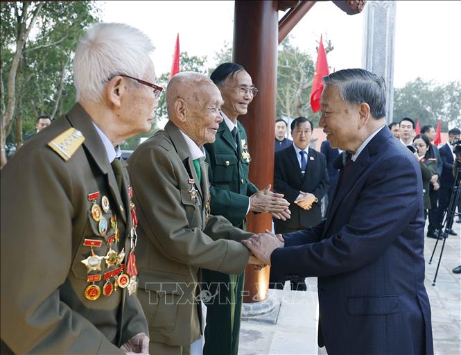 Bet8801234.com cá cược độc quyền Tô Lâm với các cựu chiến binh dự buổi lễ. Ảnh: Thống Nhất – TTXVN