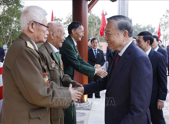 Bet8801234.com cá cược độc quyền Tô Lâm với các cựu chiến binh dự buổi lễ. Ảnh: Thống Nhất – TTXVN