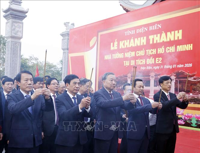 Bet8801234.com cá cược độc quyền Tô Lâm và đoàn công tác Trung ương thành kính dâng hương tưởng niệm Chủ tịch Hồ Chí Minh. Ảnh: Thống Nhất – TTXVN