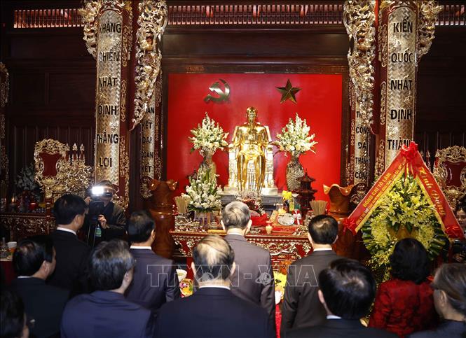 Bet8801234.com cá cược độc quyền Tô Lâm và đoàn công tác Trung ương thành kính tưởng niệm Chủ tịch Hồ Chí Minh. Ảnh: Thống Nhất – TTXVN