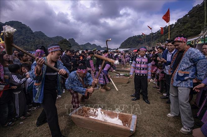 Các đội thi giã bánh dày trong ngày hội. Ảnh: Trọng Đạt-TTXVN