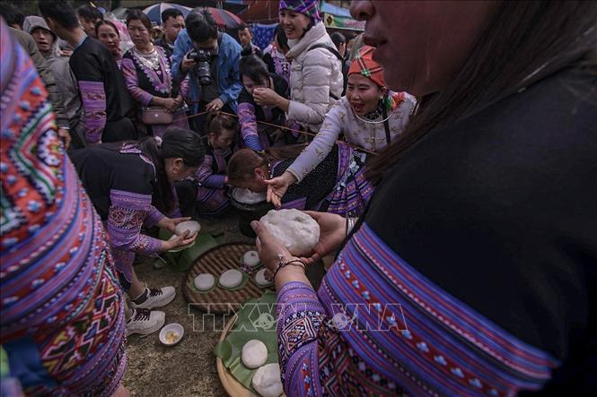 Các đội thi nội dung làm bánh dày thuộc các xóm của xã Pà Cò. Ảnh: Trọng Đạt-TTXVN