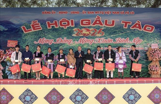 Ông Bùi Đức Hình, Chủ tịch Ủy ban MTTQ Việt Nam tỉnh Phú Thọ trao quà cho người dân tại ngày khai mạc lễ hội Gầu Tào. Ảnh: Trọng Đạt-TTXVN