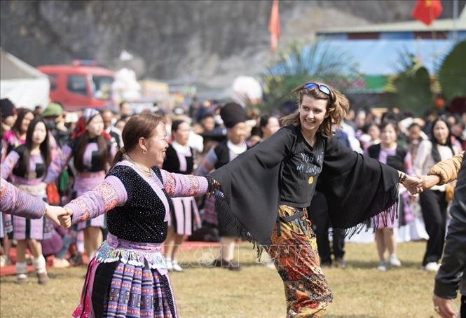 Du khách nước ngoài hào hứng tham gia phần hội cùng người Mông xã Pà Cò. Ảnh: Trọng Đạt-TTXVN