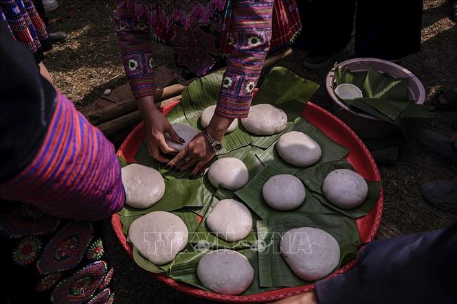 Những chiếc bánh dày tròn mịn được trình bày đẹp mắt tại phần thi dã bánh dày trong ngày hội. Ảnh: Trọng Đạt-TTXVN