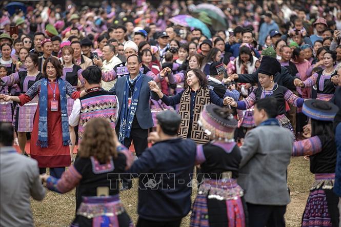 Các đại biểu và du khách cùng tham gia phần hội, nắm tay nhau nhảy quanh cây nêu theo điệu khèn Mông . Ảnh: Trọng Đạt-TTXVN