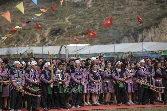 Đông đảo người Mông tại Pà Cò cùng du khách tham gia Lễ hội Gầu Tào. Ảnh: Trọng Đạt-TTXVN