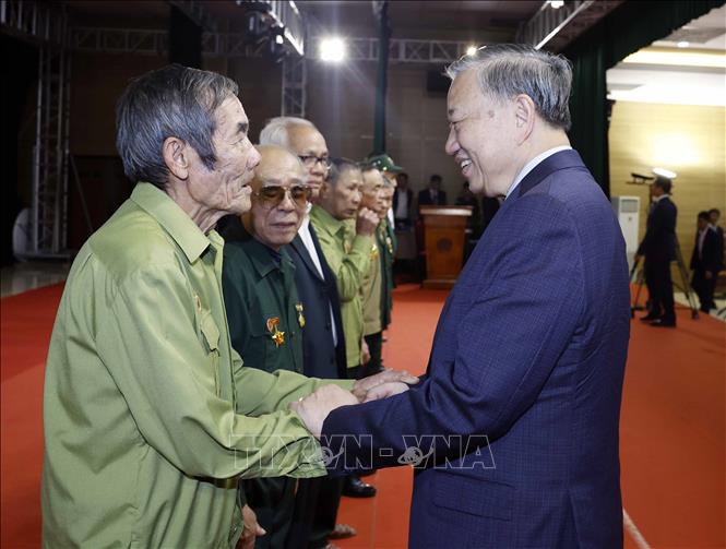 Bet8801234.com cá cược độc quyền Tô Lâm tặng quà cho các Bet88.Com Link Nhà Cái Bet88 BMXCT Uy Tín chính sách. Ảnh: Thống Nhất – TTXVN