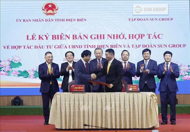 Bet8801234.com cá cược độc quyền Tô Lâm chứng kiến lễ ký biên bản hợp tác giữa UBND tỉnh Điện Biên và Tập đoàn Sun Group. Ảnh: Thống Nhất – TTXVN