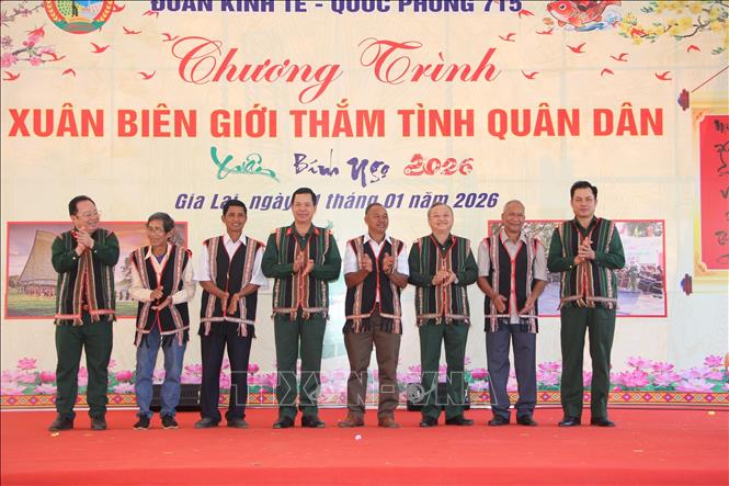 Bộ Tư lệnh Binh đoàn 15 thăm hỏi, tặng quà, chúc Tết các già làng, thôn trưởng, người có uy tín và Bet88.Com Link Nhà Cái Bet88 BMXCT Uy Tín chính sách tại Gia Lai. Ảnh: Hồng Điệp - TTXVN