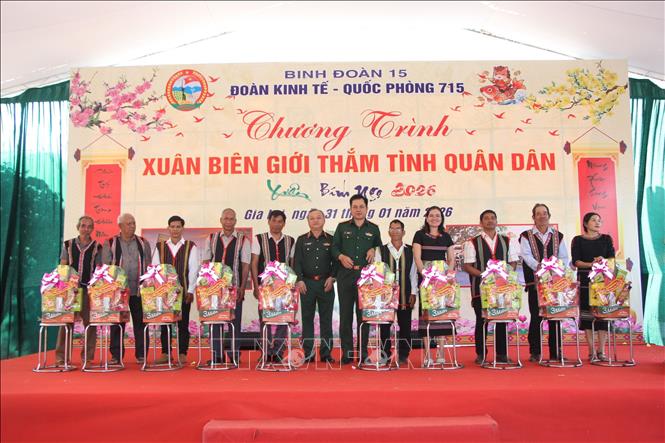 Binh đoàn 15 và Đoàn Bet88com Casino, Thể thao, Game bài, Nổ hũ và Xổ số – Quốc phòng 715 trao 900 suất quà cho các đối tượng chính sách, hộ nghèo tại chương trình. Ảnh: Hồng Điệp - TTXVN